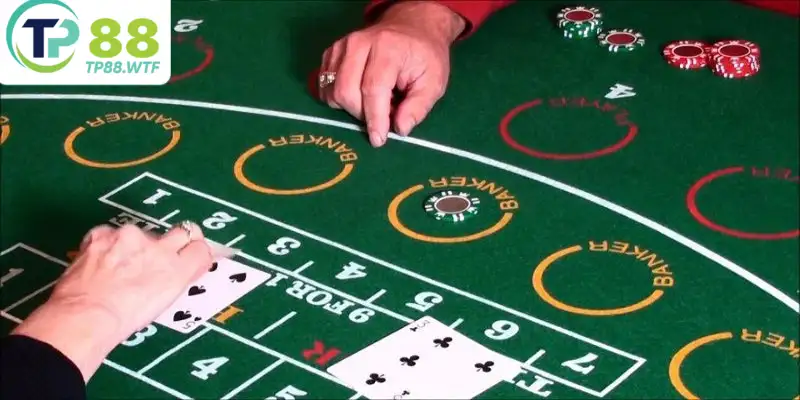 Baccarat là dựa vào việc so sánh điểm số giữa người chơi và nhà cái